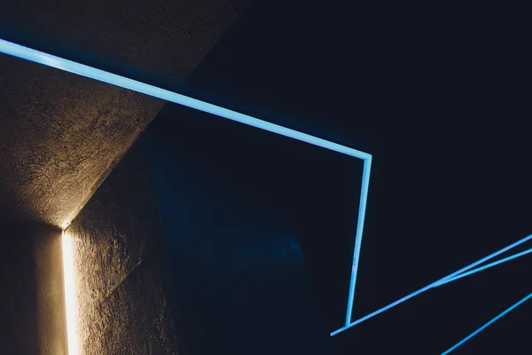 抽象的な現代建築の背景、天井の照明コーナー、濃い青の上のネオンライトストライプ. — ストック写真