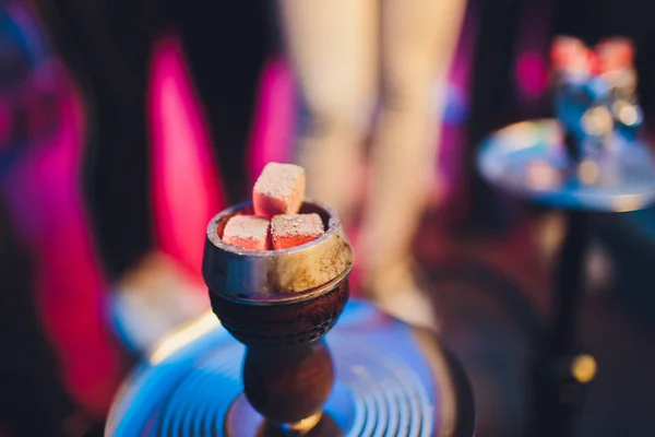 Shisha hookah met gloeiend hete kolen. Vonken van adem. Moderne hookah met kokosnoot houtskool voor ontspanning en shisha rook. Hookah en vonken van kolen. Nog een uitzicht. Shisha, vonk, vonk, hookah vonken. — Stockfoto