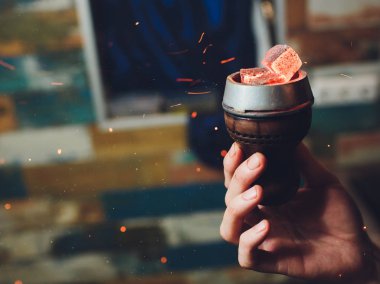 Kırmızı kömürlü Shisha nargile. Nefes alışından kıvılcımlar. Rahatlamak ve tüttürmek için hindistan cevizi kömürlü modern nargile. Nargile ve kömürden kıvılcımlar. Başka bir manzara. Shisha, kıvılcım, kıvılcım, nargile kıvılcımı.