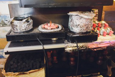 nargile için kırmızı kömür, masada pişirme.