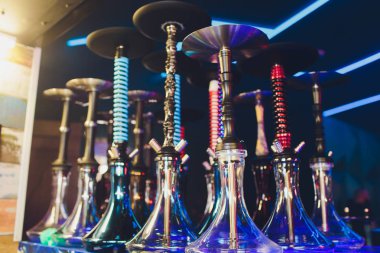 restoranın arka planına karşı neon ışığı altında boş cam nargile. metin eklemek için güzel çerçeve.