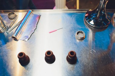 masaüstü nargile, tütün hazırlanması için. alet ve aksesuarlar.