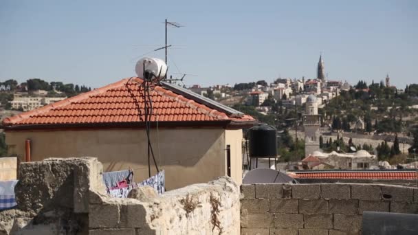 Jerusalén, Israel - 9 de octubre de 2018: Vista de la azotea, con el monte del templo y otros monumentos, en la ciudad vieja de Jerusalén, Israel . — Vídeo de stock