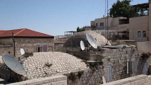 Jerusalén, Israel - 9 de octubre de 2018: Vista de la azotea, con el monte del templo y otros monumentos, en la ciudad vieja de Jerusalén, Israel . — Vídeo de stock