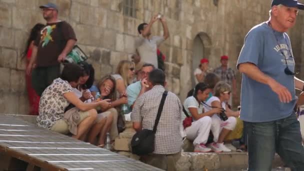 JERUSALEM, ISRAEL - 06 MARS 2018 : les gens se reposent aux murs de la vieille ville . — Video