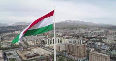 Tacikistan bayrağı mavi gökyüzüne karşı bayrak direğinde