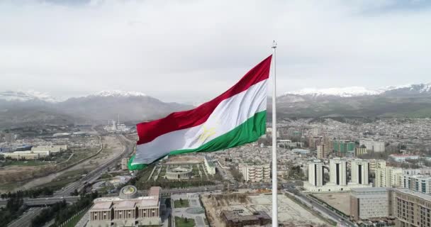 Σημαία του Τατζικιστάν στο κοντάρι της σημαίας κατά του γαλάζιου ουρανού — Αρχείο Βίντεο