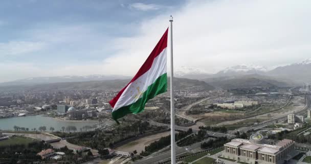 Vlag van Tadzjikistan op vlaggenmast tegen de blauwe hemel — Stockvideo