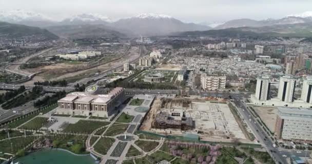 DUSHANBE, TAJIKISTAN - 12 GIUGNO 2018: Paesaggio urbano della capitale tagika - Dushanbe. Tagikistan, Asia centrale . — Video Stock