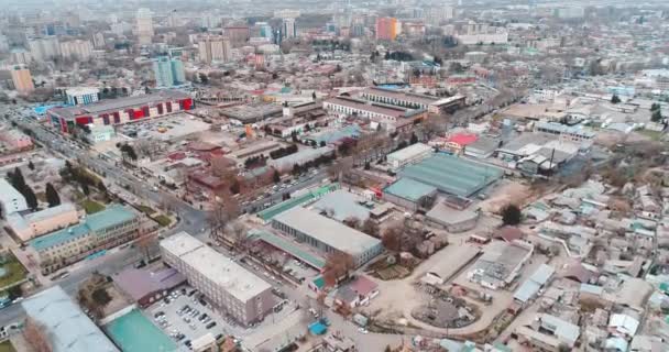 DUSHANBE, TAJIKISTÁN - 12 DE JUNIO DE 2018: Paisaje urbano de la capital tayika - Dushanbe. Tayikistán, Asia Central. tonificación moderna — Vídeos de Stock