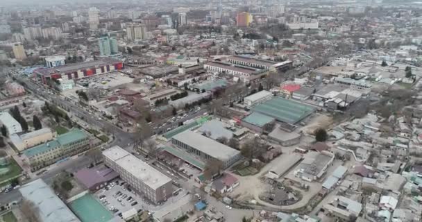 DUSHANBE, TAJIKISTÁN - 12 DE JUNIO DE 2018: Paisaje urbano de la capital tayika - Dushanbe. Tayikistán, Asia Central . — Vídeos de Stock