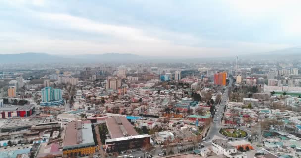 Dushanbe, Tádžikistán-12. červen 2018: Cityscape Tádžické metropole-Dushanbe. Tádžikistán, střední Asie. moderní tónování — Stock video