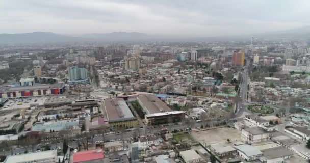 Городской пейзаж столицы Таджикистана - Душанбе. Таджистан, Центральная Азия . — стоковое видео