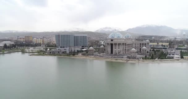 DUSHANBE, TAJIKISTÁN - 12 DE JUNIO DE 2018: Paisaje urbano de la capital tayika - Dushanbe. Tayikistán, Asia Central . — Vídeos de Stock