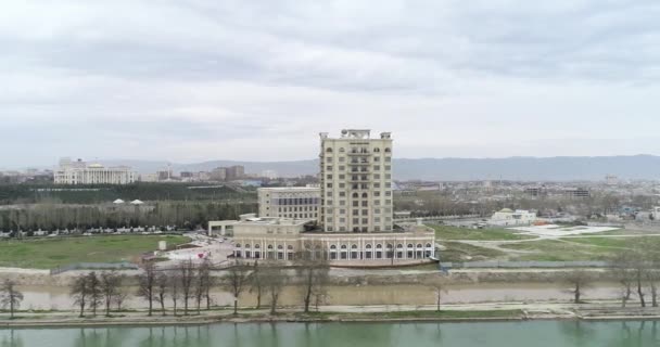 DUSHANBE, TAJIKISTÁN - 12 DE JUNIO DE 2018: Paisaje urbano de la capital tayika - Dushanbe. Tayikistán, Asia Central . — Vídeos de Stock