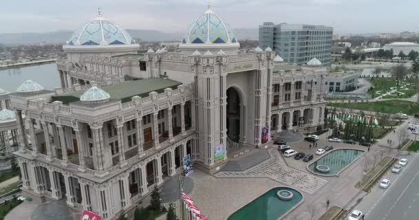 Taškent, Uzbekistán. 26.09.2018. budova Národní knihovny pojmenované po Allánu Navoi. — Stock video