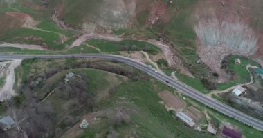 Tacikistan ülkesindeki yüksek dağlarda serpantin yol.