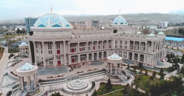 Tasjkent, Oezbekistan. 26.09.2018. het gebouw van de nationale bibliotheek vernoemd naar Alisher Navoi. moderne toning — Stockvideo