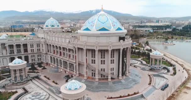 タシケント,ウズベキスタン.26.09.2018.アリソン・ナヴォイにちなんで名付けられた国立図書館の建物。現代の調子 — ストック動画