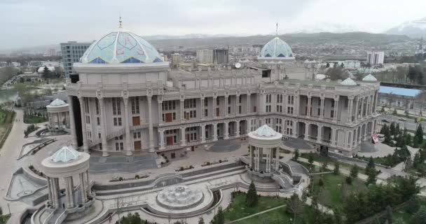 Tashkent, Uzbekistán.26.09.2018.El edificio de la biblioteca nacional lleva el nombre de Alisher Navoi . — Vídeo de stock