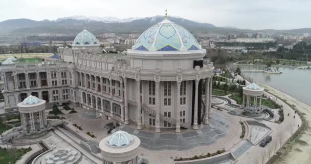 Taszkent, Uzbekistan. 26.09.2018. budynek biblioteki narodowej imieniem Alisher Navoi. — Wideo stockowe