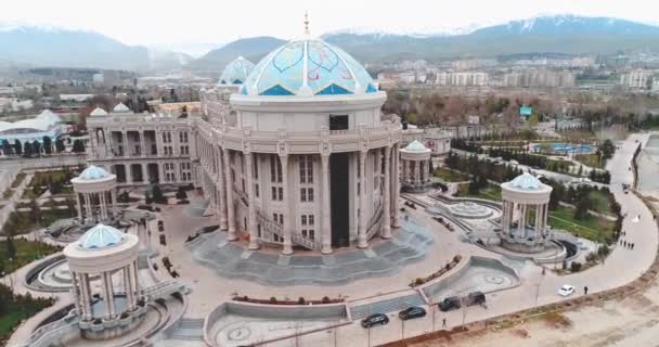 Τασκένδη, Ουζμπεκιστάν, 26.09.2018 το κτίριο της εθνικής βιβλιοθήκης με το όνομα Αλίσερ Ναβόι. σύγχρονη τόνωση — Αρχείο Βίντεο