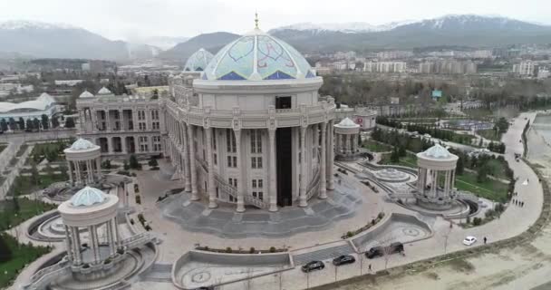 Tashkent, Uzbequistão.26.09.2018.O edifício da biblioteca nacional com o nome de Alisher Navoi . — Vídeo de Stock