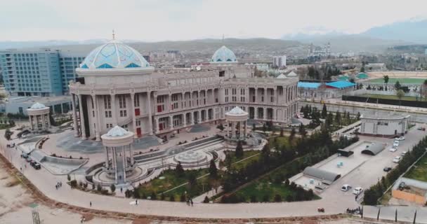 Taskent, Üzbegisztán. 26.09.2018. The épület a nemzeti könyvtár neve után Alisher Navoi. modern alakozás — Stock videók