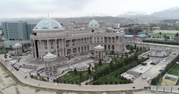 Tashkent, Uzbekistan.26.09.2018.L'edificio della biblioteca nazionale prende il nome da Alisher Navoi . — Video Stock