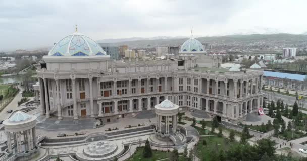 Tasjkent, Uzbekistan. 26.09.2018. byggandet av Nationalbiblioteket uppkallad efter Alisher Navoi. — Stockvideo