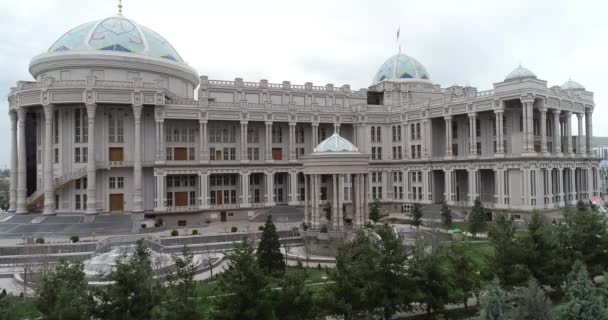 Tashkent, Uzbequistão.26.09.2018.O edifício da biblioteca nacional com o nome de Alisher Navoi . — Vídeo de Stock