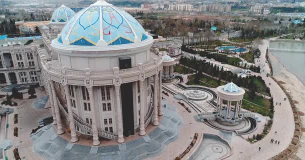 Taszkent, Uzbekistan. 26.09.2018. budynek biblioteki narodowej imieniem Alisher Navoi. nowoczesne tonowanie — Wideo stockowe