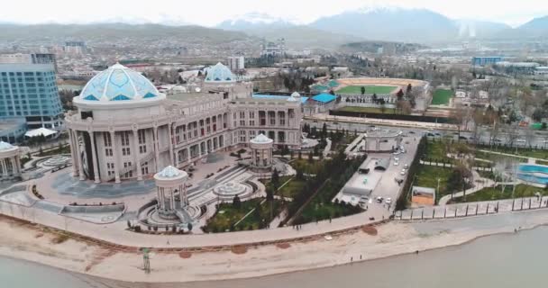 Tashkent, Uzbequistão.26.09.2018.O edifício da biblioteca nacional com o nome de Alisher Navoi. tonificação moderna — Vídeo de Stock
