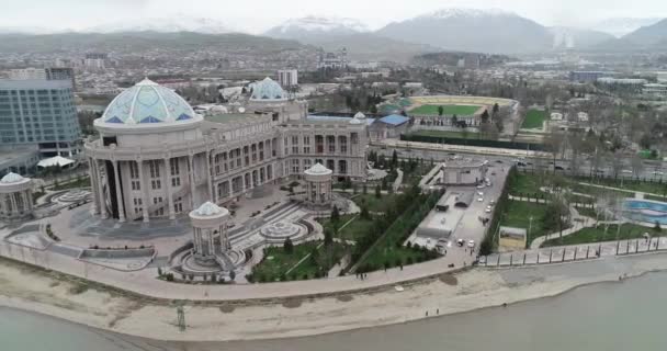 타슈켄트, 우즈베키스탄.26.09.2018.알리셔 나보이의 이름을 따서 명명 된 국립 도서관의 건물. — 비디오