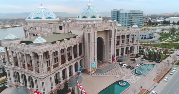 Tasjkent, Oezbekistan. 26.09.2018. het gebouw van de nationale bibliotheek vernoemd naar Alisher Navoi. moderne toning — Stockvideo