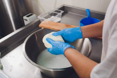 Mozzarella peyniri üretim süreci, peynir yapma süreci.