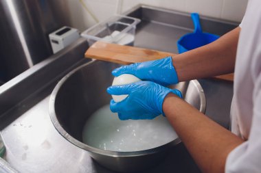 Mozzarella peyniri üretim süreci, peynir yapma süreci.