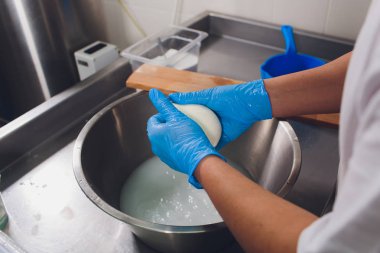 Mozzarella peyniri üretim süreci, peynir yapma süreci.