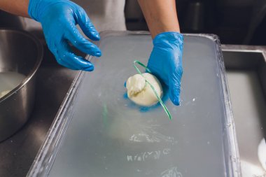 Mozzarella peyniri üretim süreci, peynir yapma süreci.