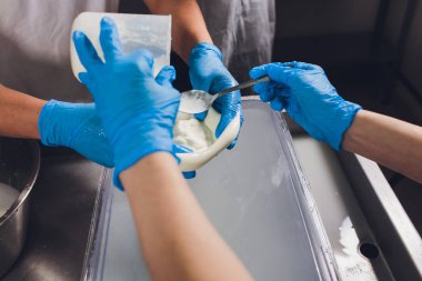 Esnaf cheesemaker elleri ile mozzarella keser.