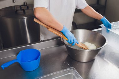 Geleneksel peynir yapımı bir küçük şirket. Peynir Maker eller yakın çekim üstten görünüm.