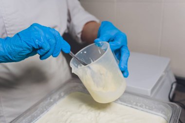 Geleneksel peynir yapımı bir küçük şirket. Peynir Maker eller yakın çekim üstten görünüm.