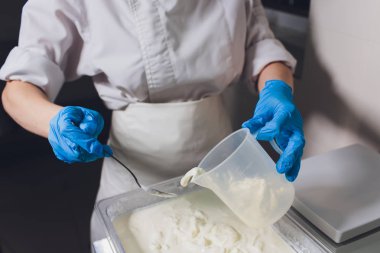 Geleneksel peynir yapımı bir küçük şirket. Peynir Maker eller yakın çekim üstten görünüm.