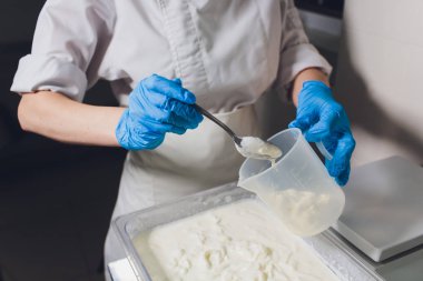 Geleneksel peynir yapımı bir küçük şirket. Peynir Maker eller yakın çekim üstten görünüm.