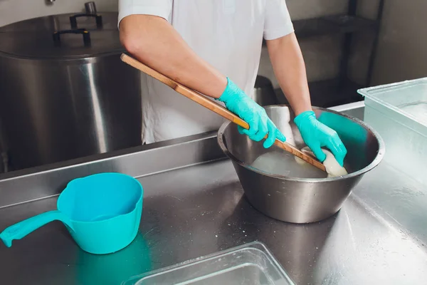 Tradisional Keju Membuat Dalam Perusahaan Kecil. Cheese Maker Hands Close-up Top View . — Stok Foto