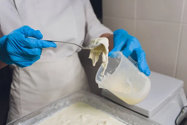 Fabricação tradicional de queijo em uma pequena empresa. Cheese Maker Mãos Close-up Top View . — Fotografia de Stock