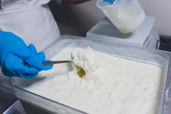 Fabricación tradicional de quesos en una pequeña empresa. Queso fabricante manos primer plano vista superior . —  Fotos de Stock