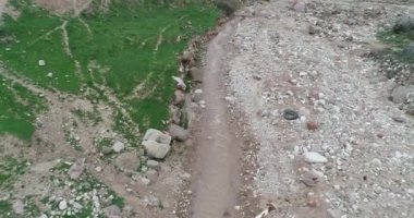 Tacikistan Pamir dağlarında küçük nehir.