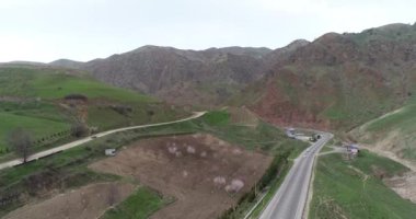 Tacikistan ülkesindeki yüksek dağlarda serpantin yol.