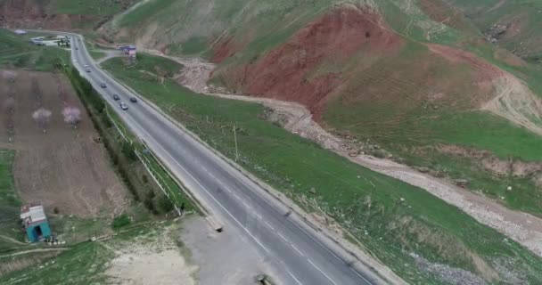 Vinutí hadec cesty ve vysokých horách v Tádžikistánu.